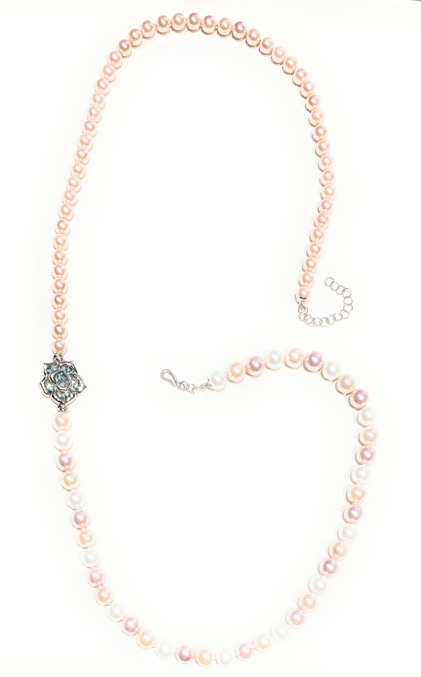 Collana lunga perle Maiorca rosate centrale rosellina bronzo cristalli azzurri chiusura in argento sterling rodiato bianco