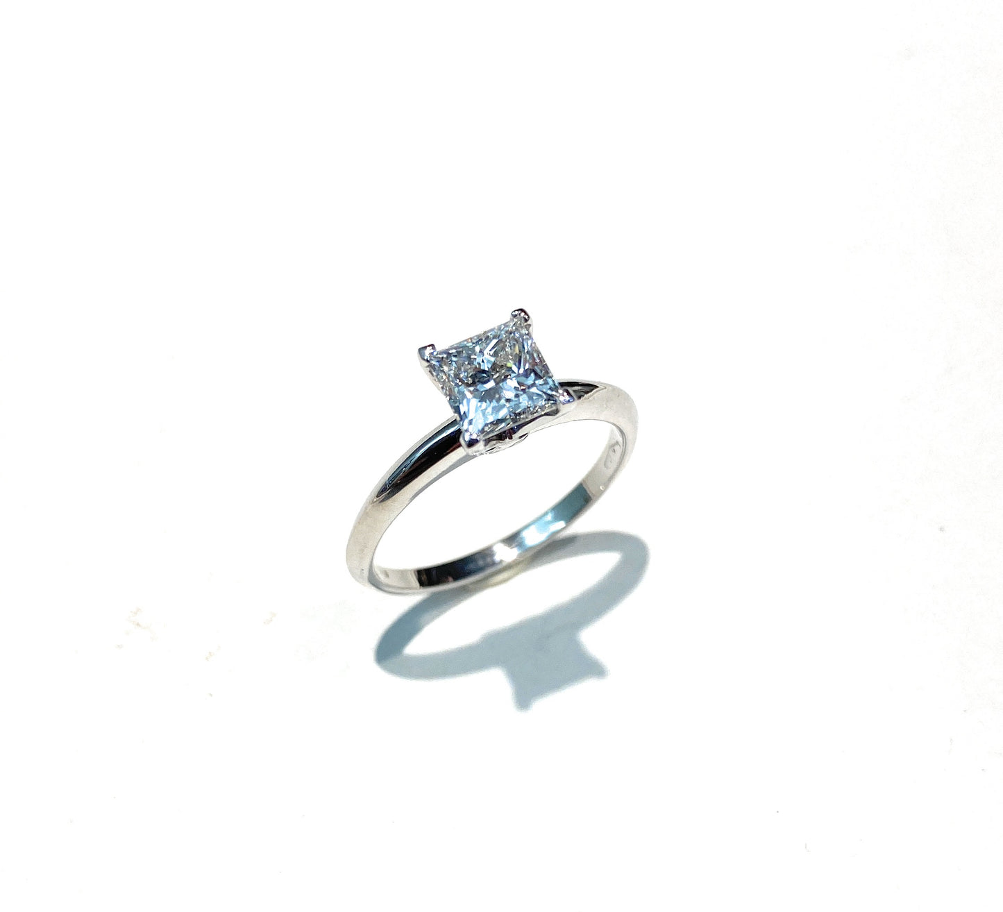 Anello diWa Jewels solitario “promessa” diamante lab grown taglio princess F color ct 1,28 oro bianco 18 kt fatto a mano cert HRD