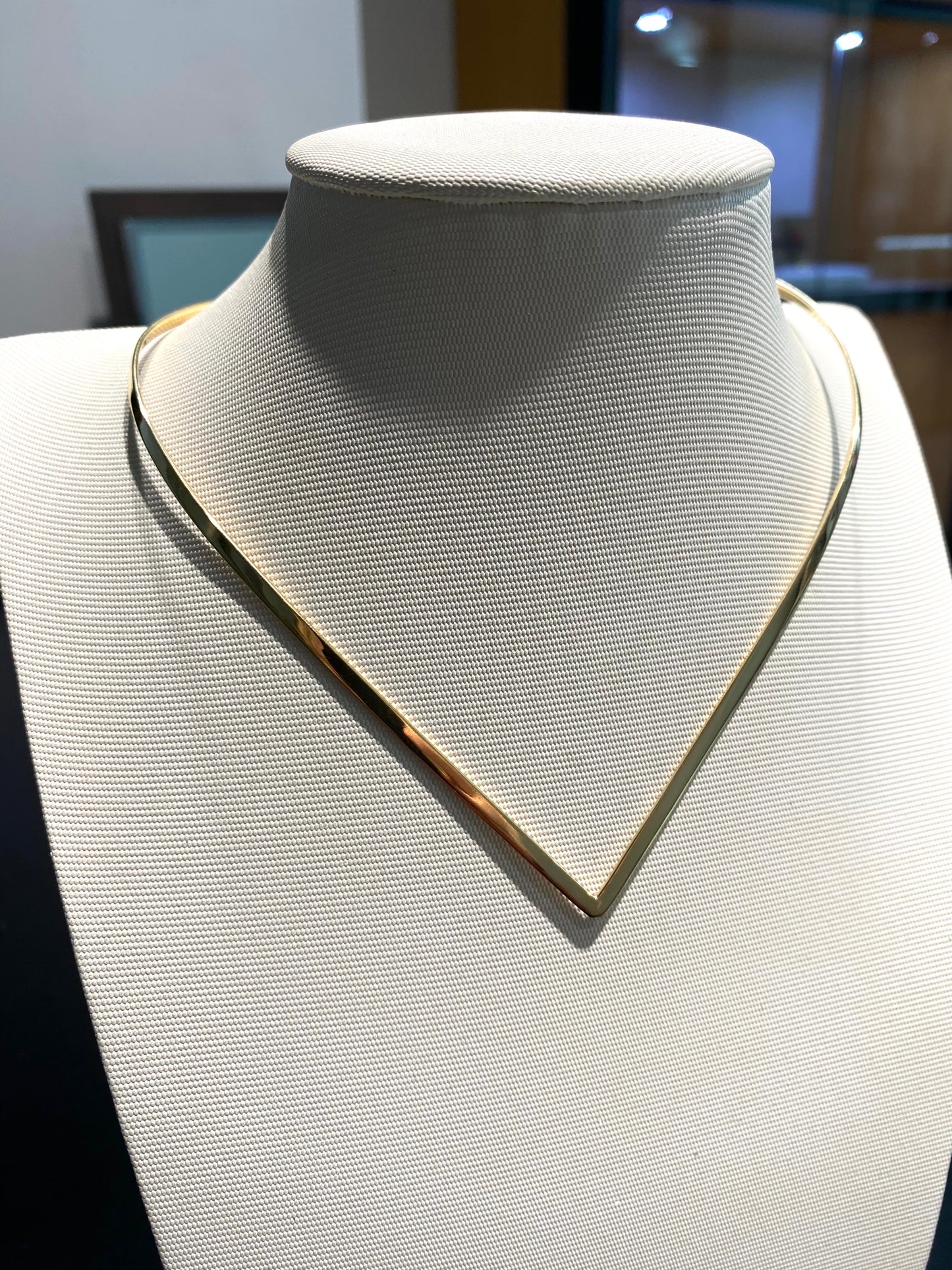 Collana semirigida a V in argento sterling con catenella rolò per la regolazione