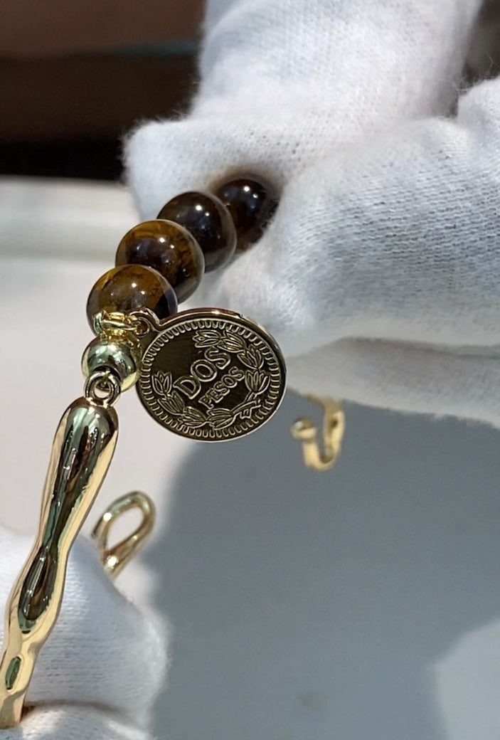 Bracciale semirigido metà pietre dure o perle e charm moneta in bronzo