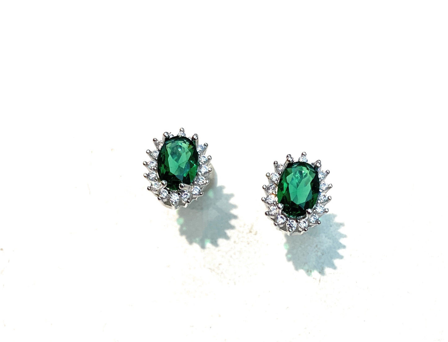 Orecchini a lobo zircone colorato verde smeraldo con contorno zirconi bianchi argento sterling rodio bianco chiusura con farfallina