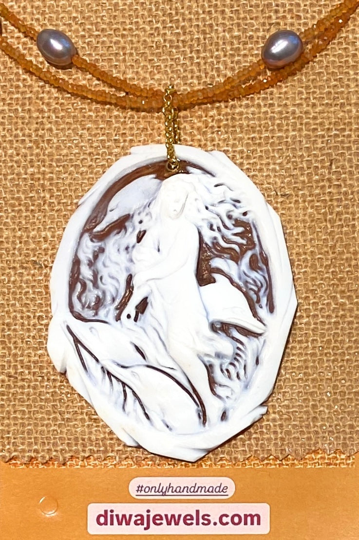 Collana con Ciondolo Cammeo Ovale con Delfini in Argento 925 e Perle Grigie – Gioiello Elegante