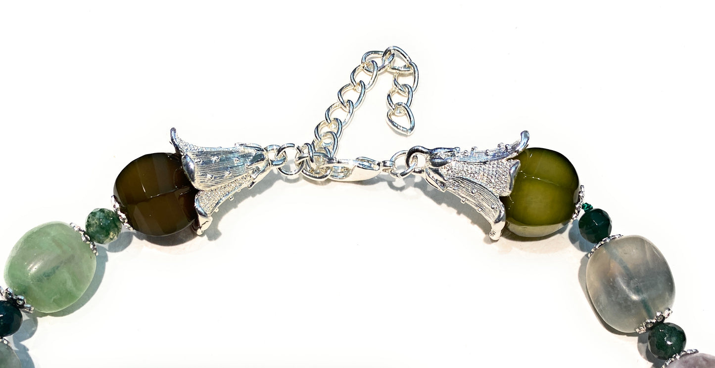 Collana fluorite sassi free form perle barocche chiusura fiore argento sterling e bronzo rodiato bianco