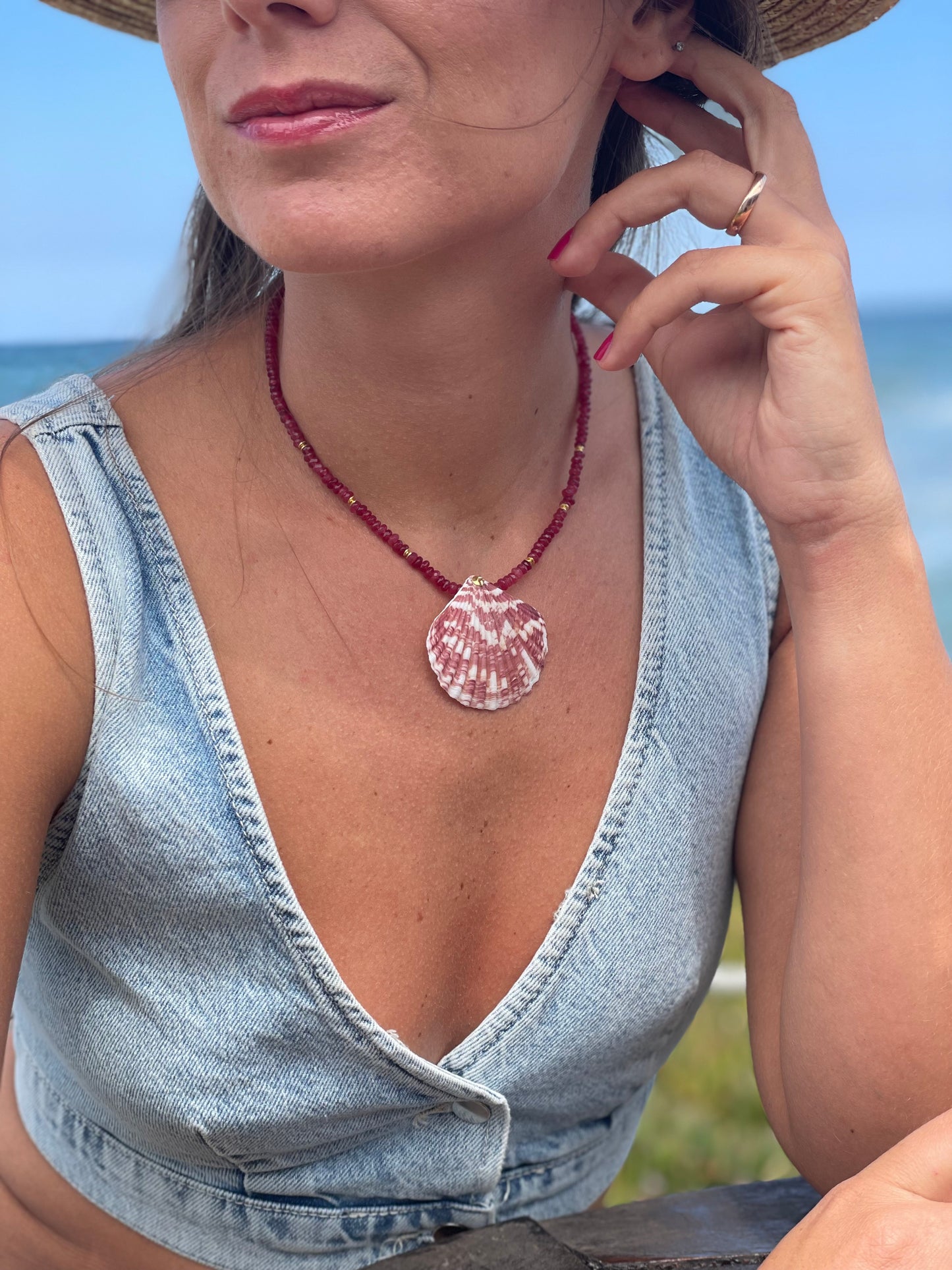 Collarino choker rondelle rubini conchiglia naturale argento sterling