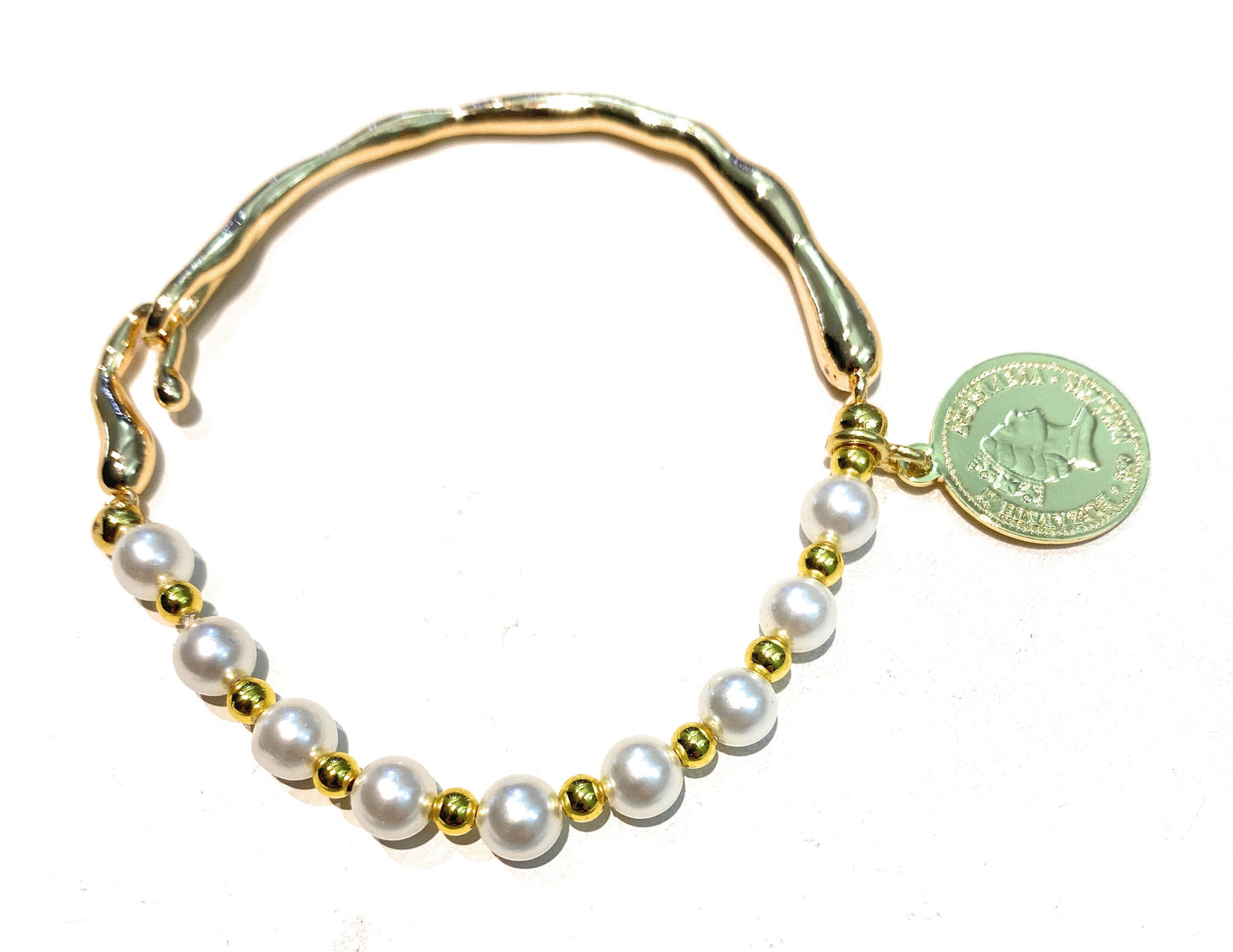 Bracciale semirigido metà pietre dure o perle e charm moneta in bronzo