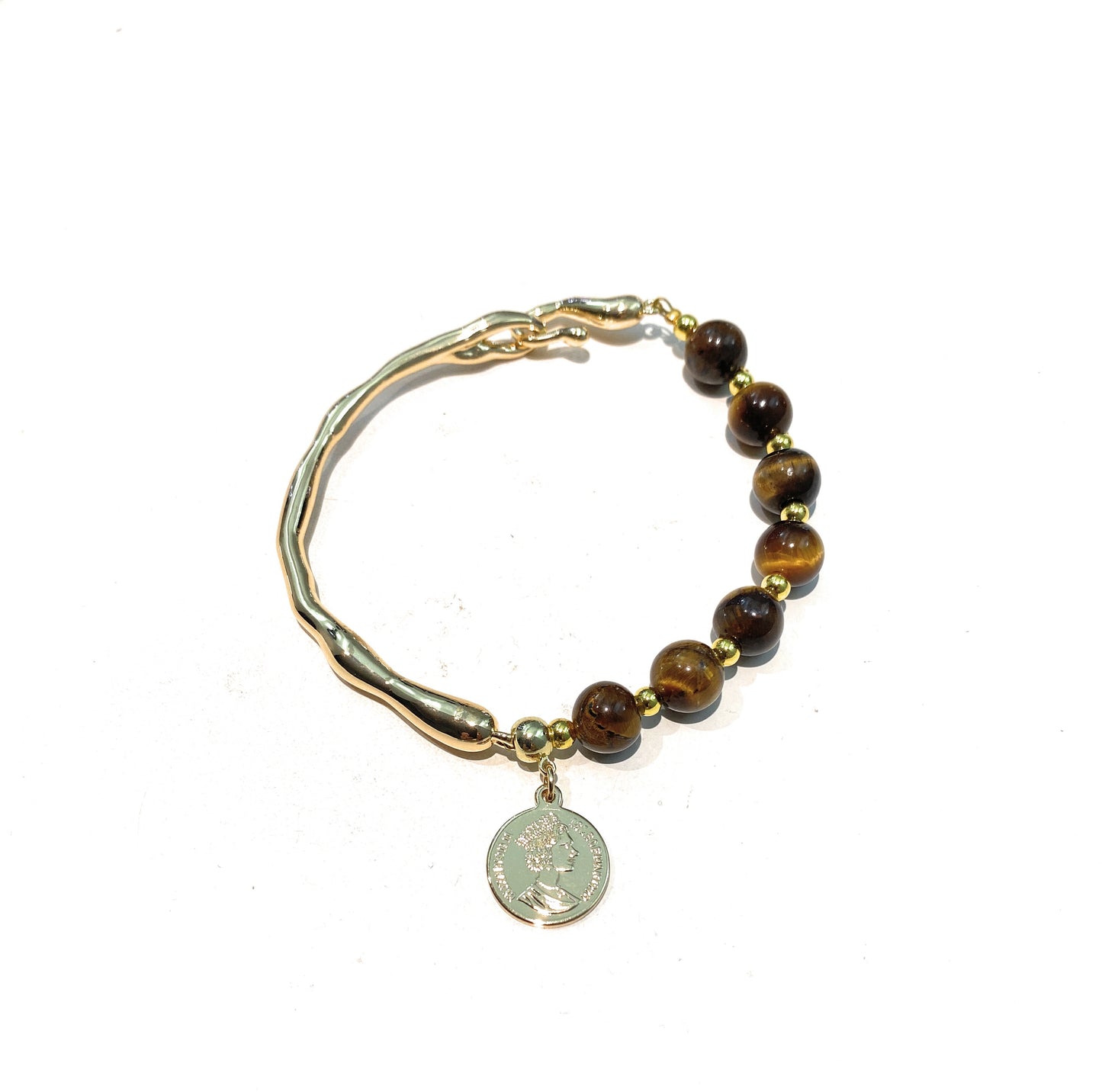 Bracciale semirigido metà pietre dure o perle e charm moneta in bronzo