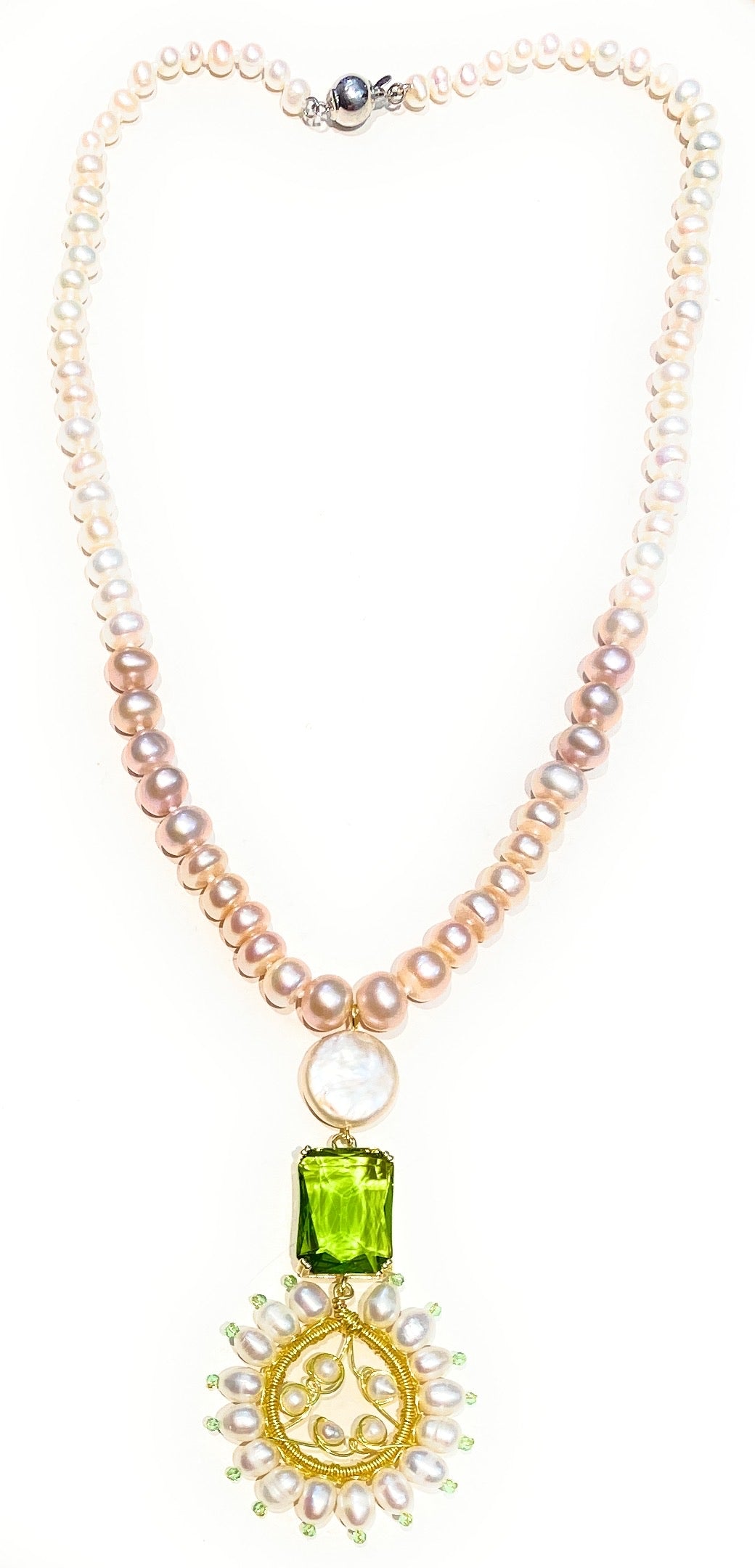 Collana perle fresh water rosate a gradazione pendente cristallo verde peridoto ottone placcato oro giallo