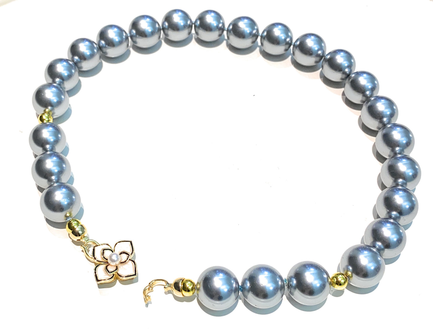 Collana diWa Jewels Perle Grigie chiusura Fiore Madreperla e Smalto Pezzo Unico