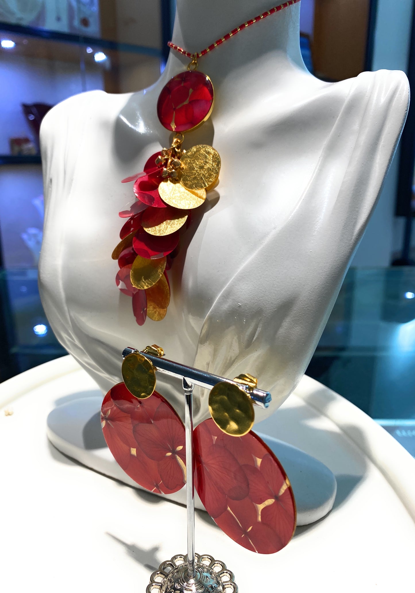 Choker con Pendente Fiore Rosso in Resina e ottone Dorato graffiato – diWa Jewels