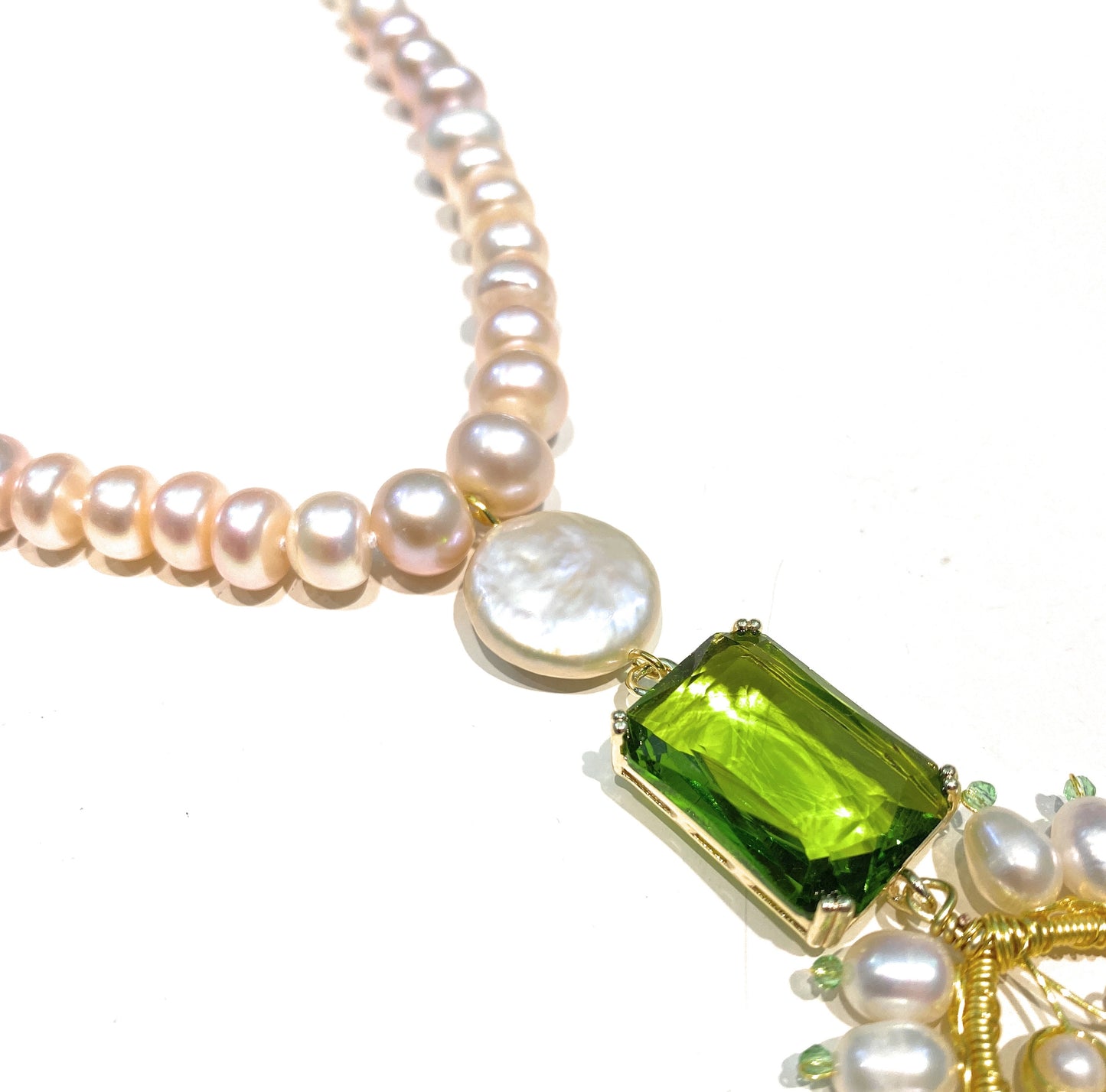 Collana perle fresh water rosate a gradazione pendente cristallo verde peridoto ottone placcato oro giallo