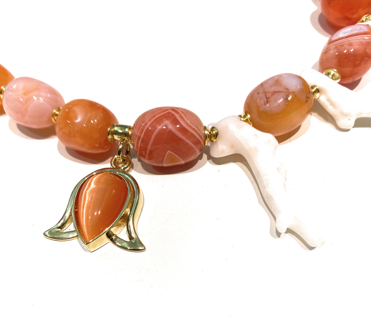 Collana tronchetti corallo bianco charms cabochon arancio corniola sasso
