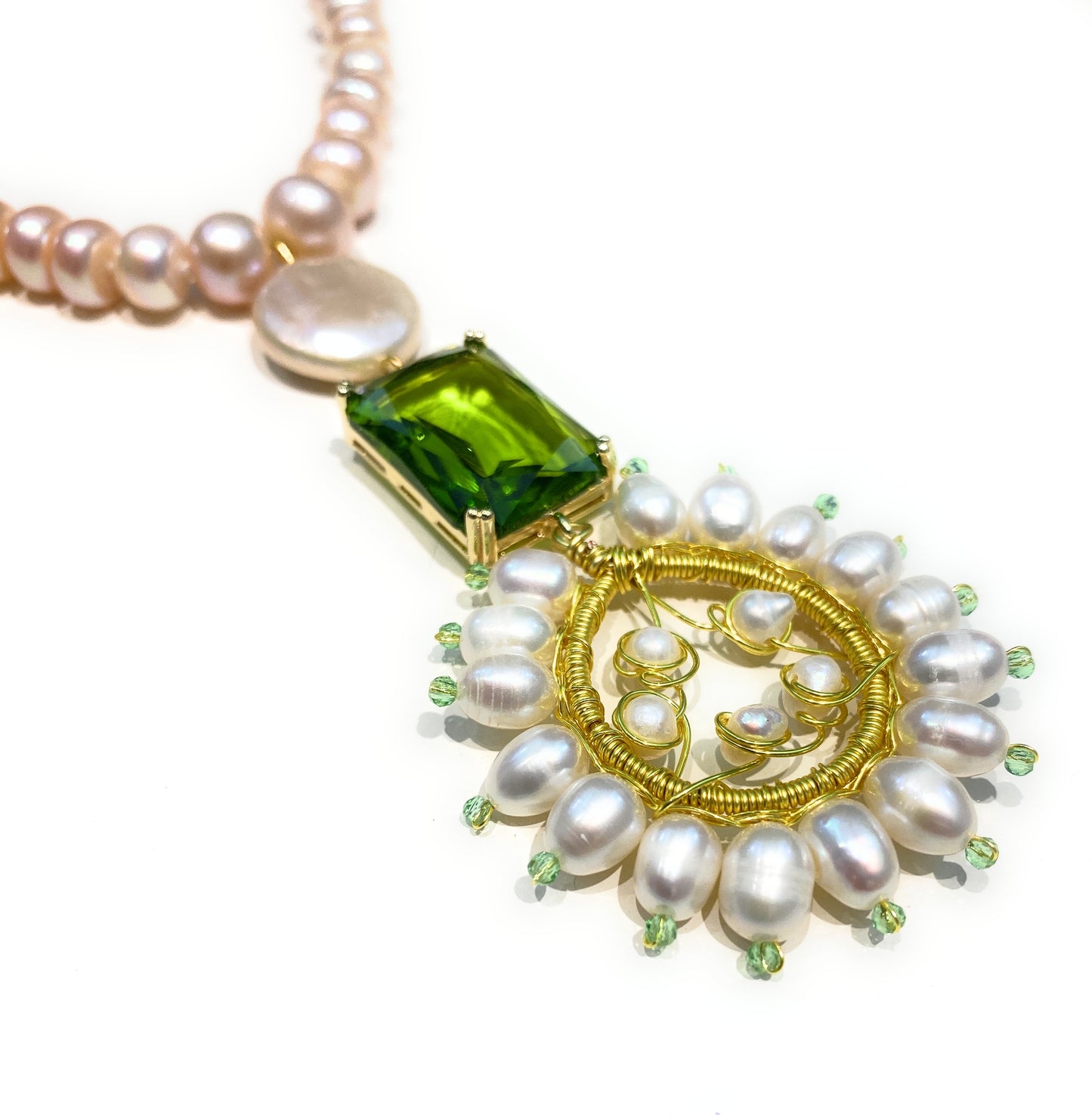 Collana perle fresh water rosate a gradazione pendente cristallo verde peridoto ottone placcato oro giallo