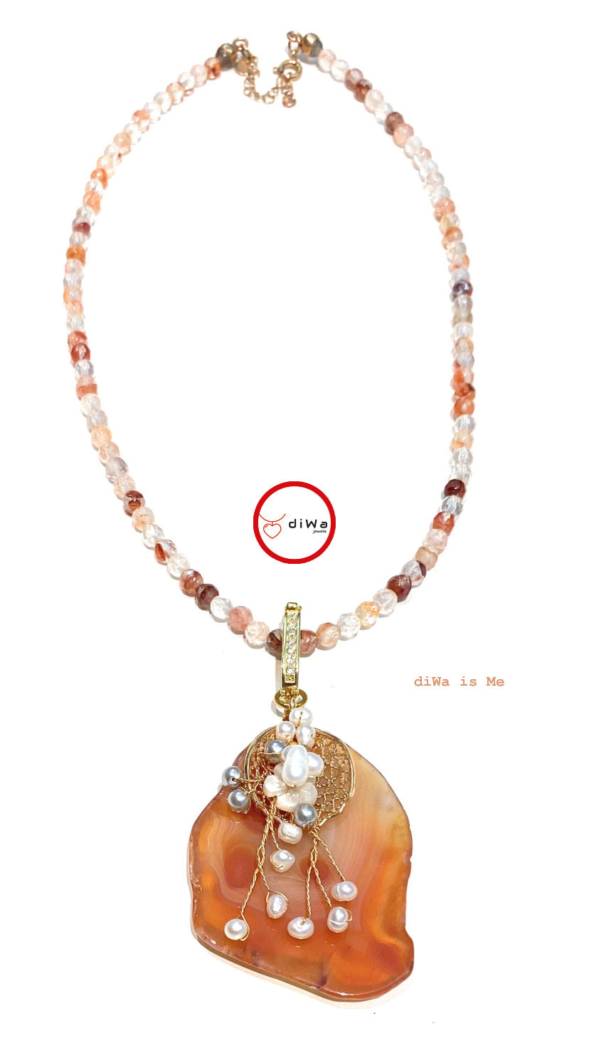 Ciondolo corniola e perline fresh water in argento sterling placcato oro giallo