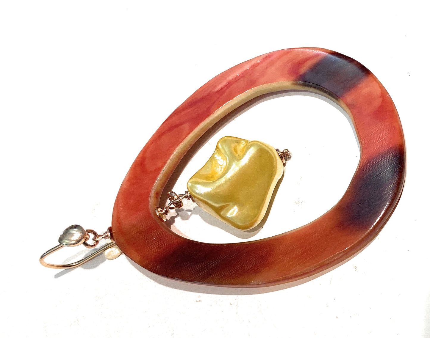 Orecchini corno bufalo perla fresh water dorata barocca argento sterling pendente ad amo