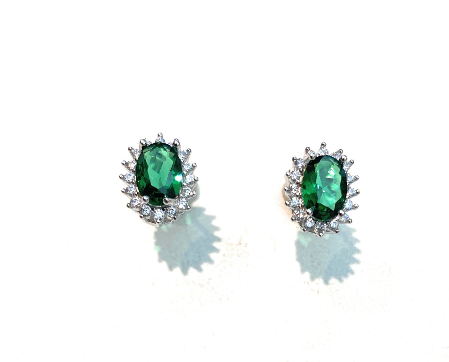 Orecchini a lobo zircone colorato verde smeraldo con contorno zirconi bianchi argento sterling rodio bianco chiusura con farfallina