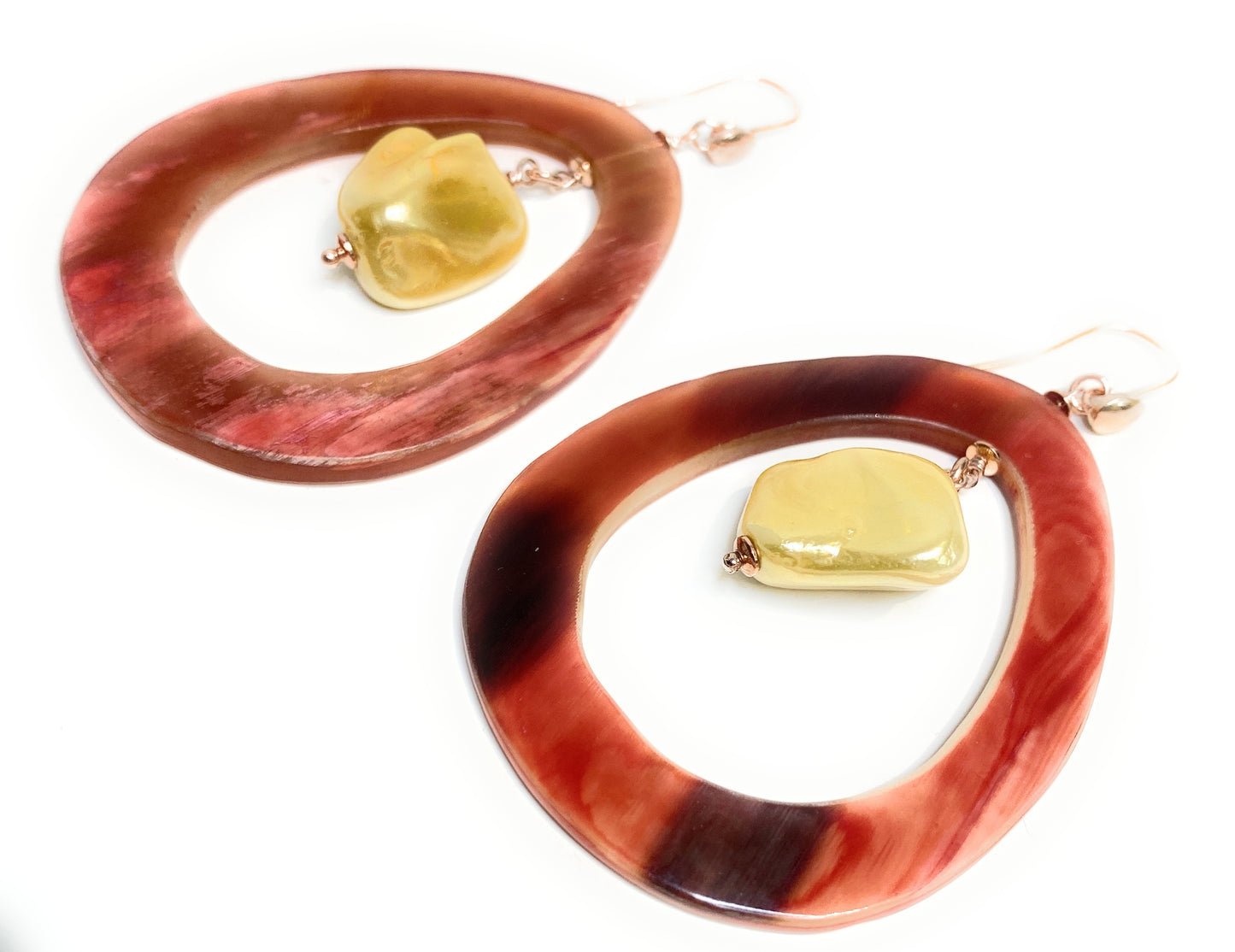 Orecchini corno bufalo perla fresh water dorata barocca argento sterling pendente ad amo