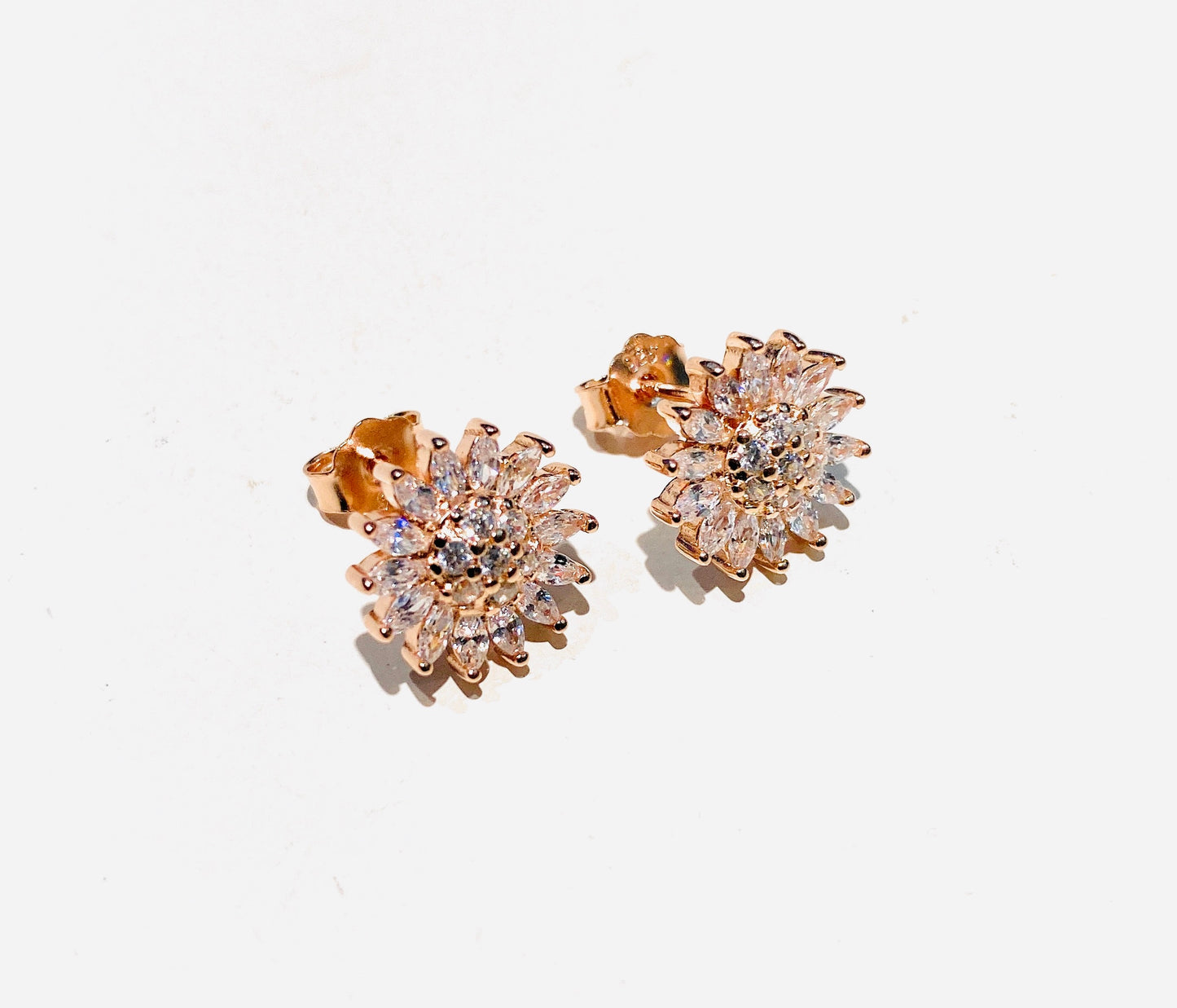 Orecchini sole argento sterling rosé e zirconi pavé bianchi farfallina