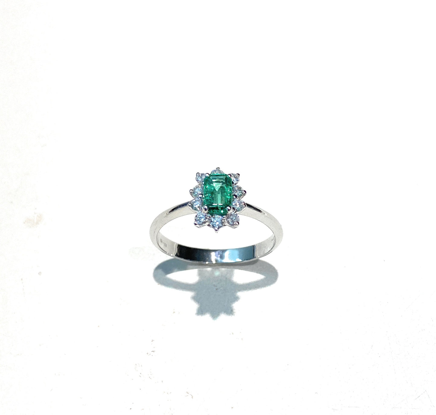 Anello smeraldo e contorno diamanti naturali oro bianco 18 kt