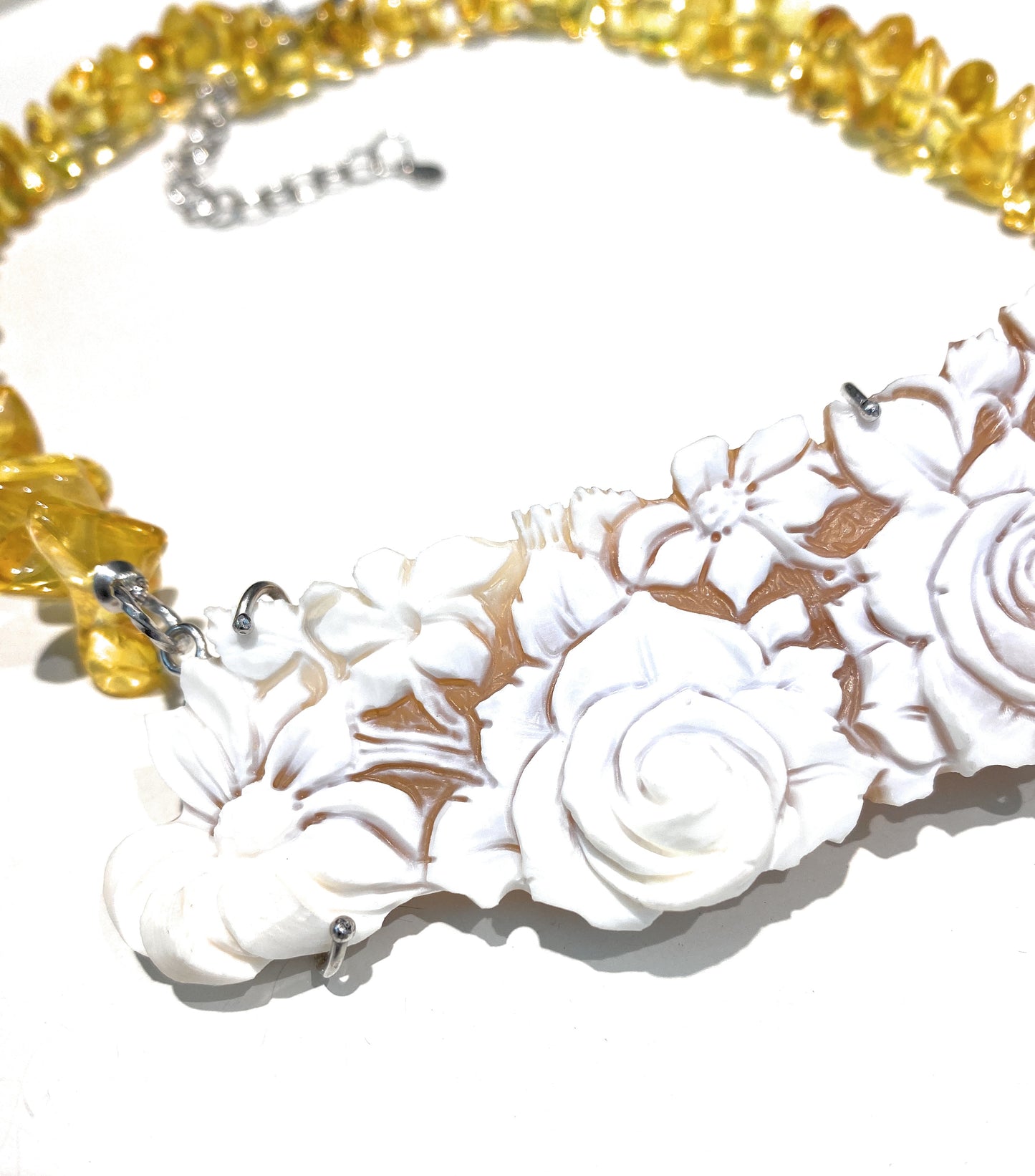 Collana choker ambra del Baltico e centrale cameo naturale inciso a mano