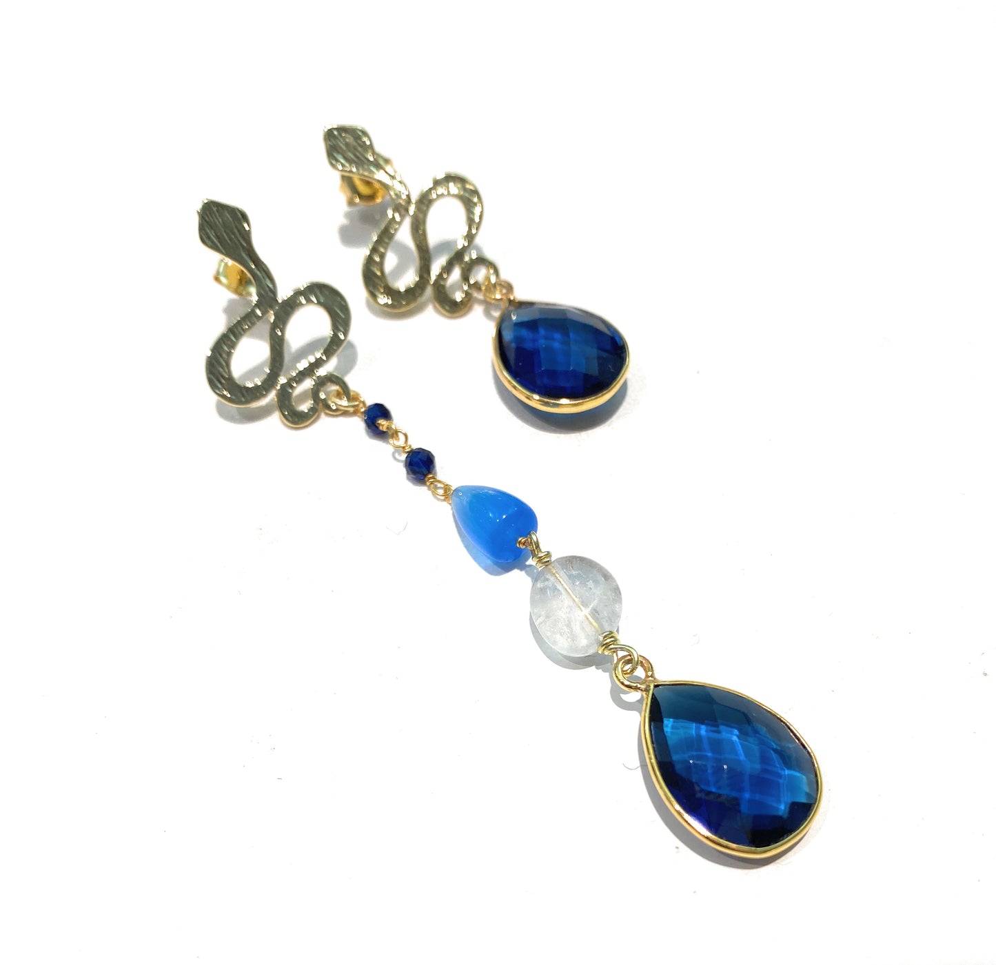 Mono orecchino serpentino a lobo pendenti con pietre dure argento sterling placcato oro giallo fatto a mano