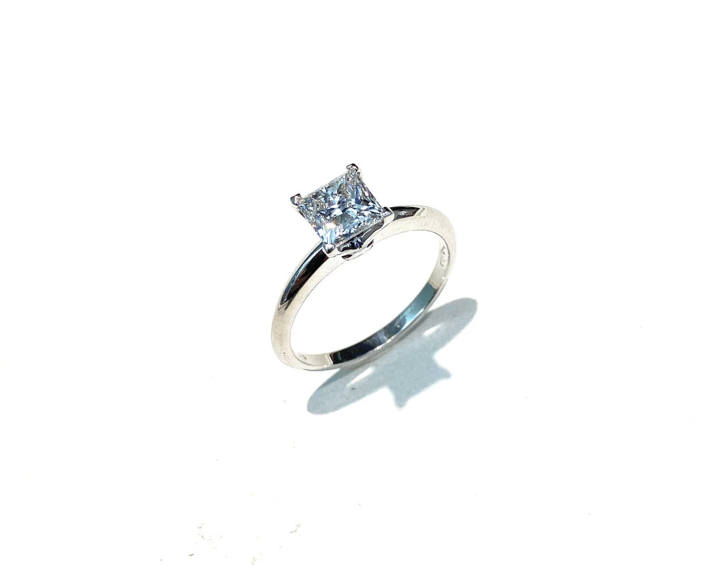 Anello diWa Jewels solitario “promessa” diamante lab grown taglio princess F color ct 1,28 oro bianco 18 kt fatto a mano cert HRD
