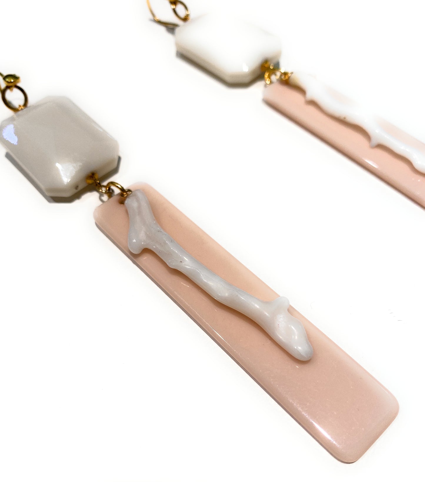 Orecchini pendenti lunghi in argento 925 con corallo bianco naturale e resina colorata – diWa Jewels