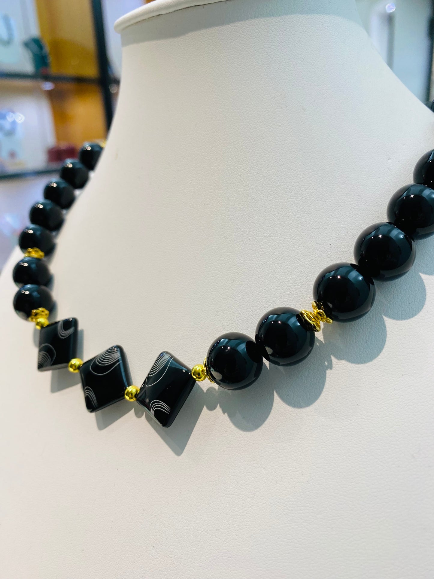Collana onice tondo e rombo laserato in argento sterling placcato oro giallo