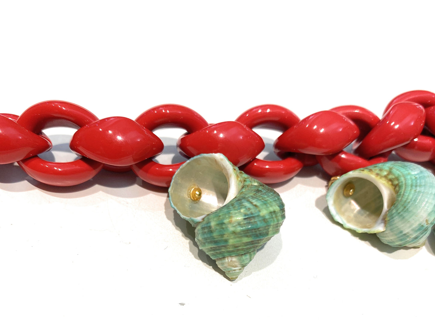 Collana girocollo rosso con conchiglie charms sfumature verdi rifiniture in argento sterling
