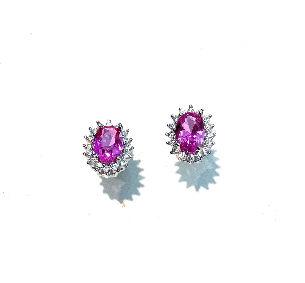 Orecchini a lobo zircone colorato verde smeraldo con contorno zirconi bianchi argento sterling rodio bianco chiusura con farfallina