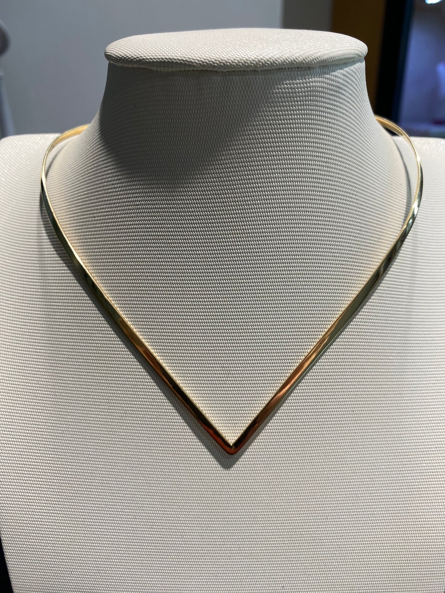 Collana semirigida a V in argento sterling con catenella rolò per la regolazione