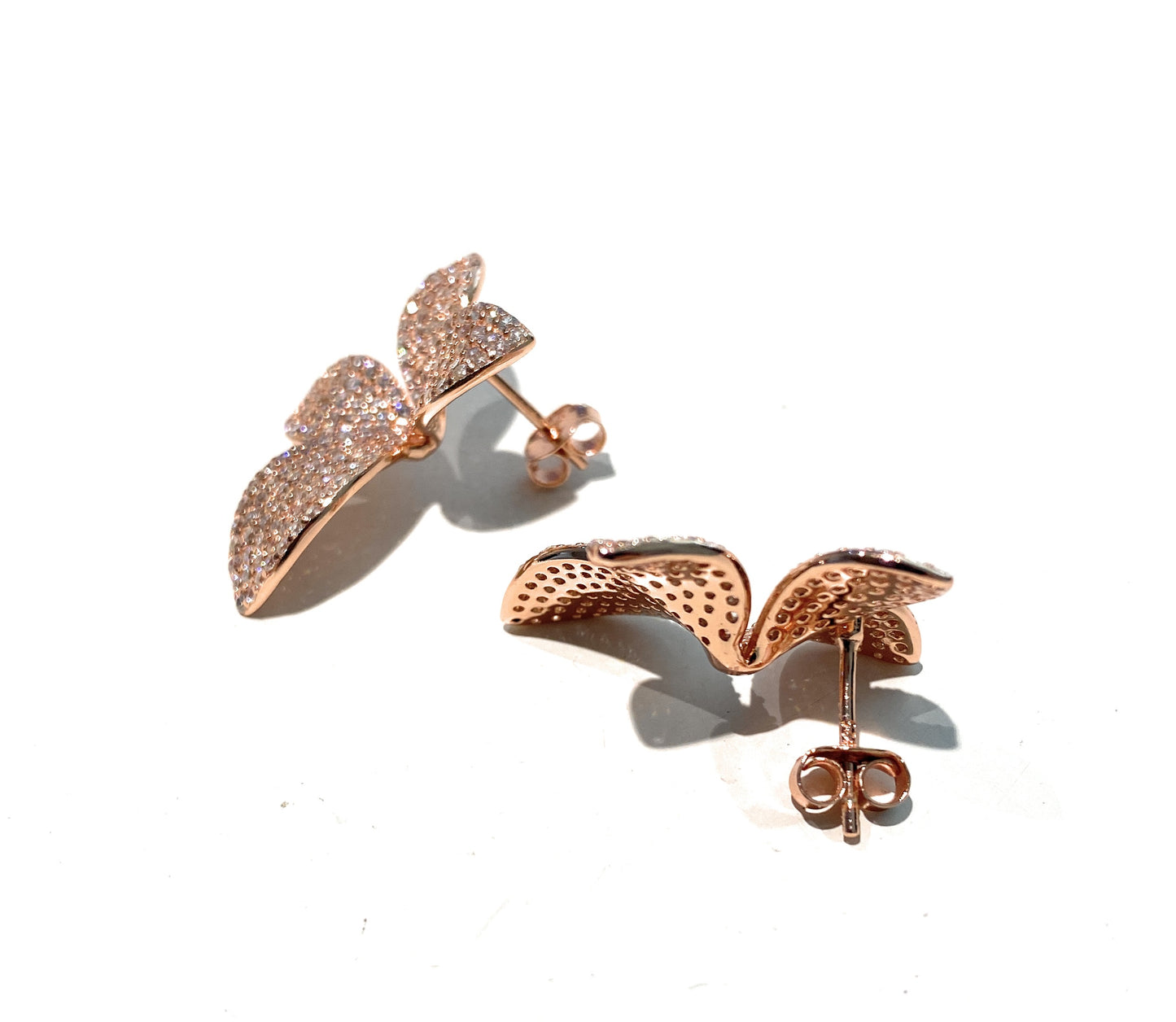 Orecchini a lobo fiore argento pavé zirconi argento rosé farfallina