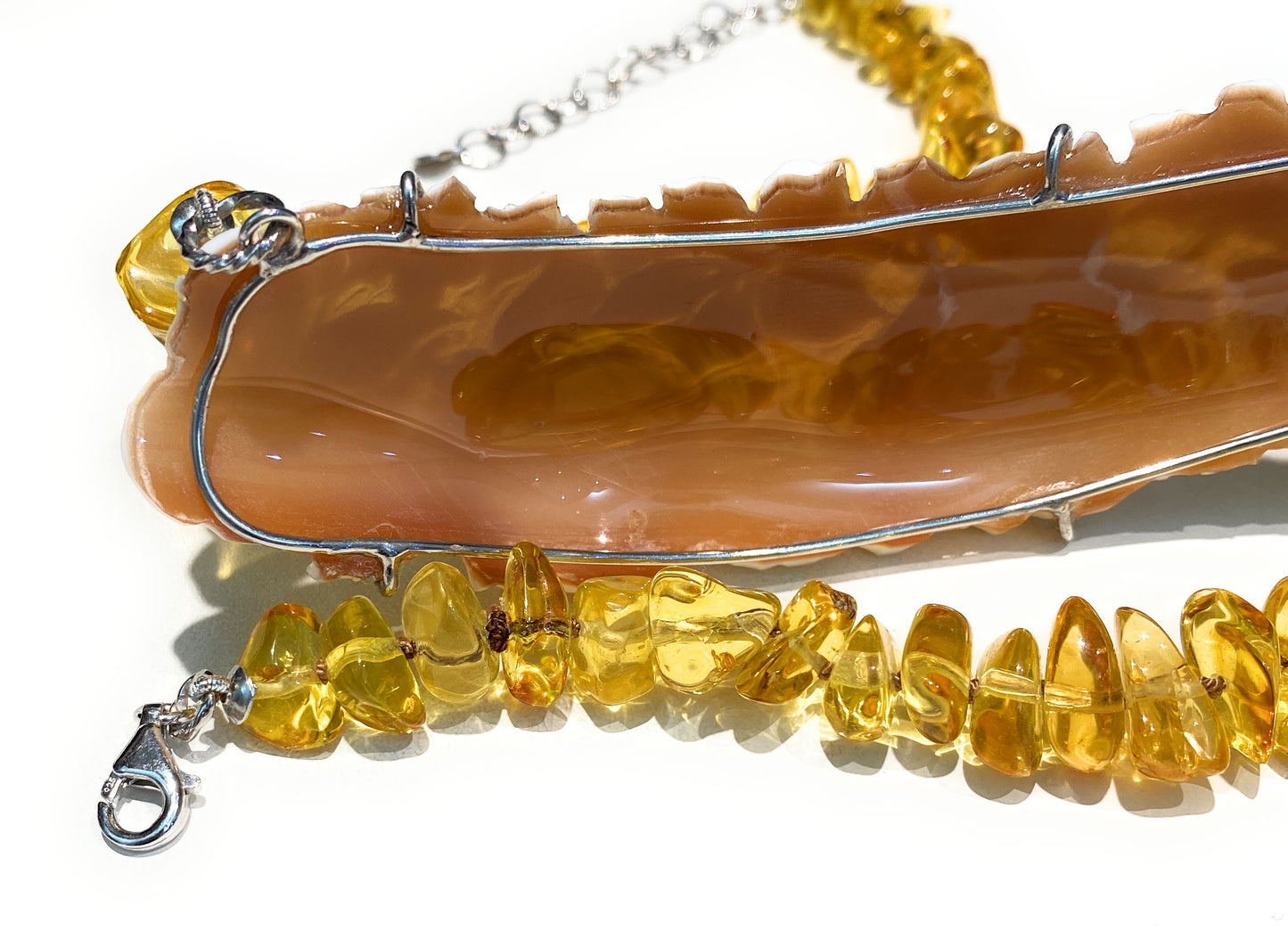 Collana choker ambra del Baltico e centrale cameo naturale inciso a mano