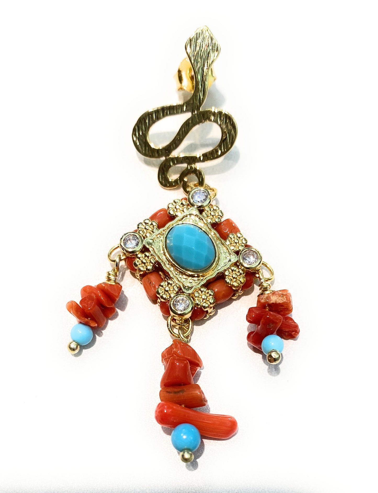 Mono orecchino corallo rosso naturale e elementi con pietre dure in argento sterling placcato oro giallo fatto a mano