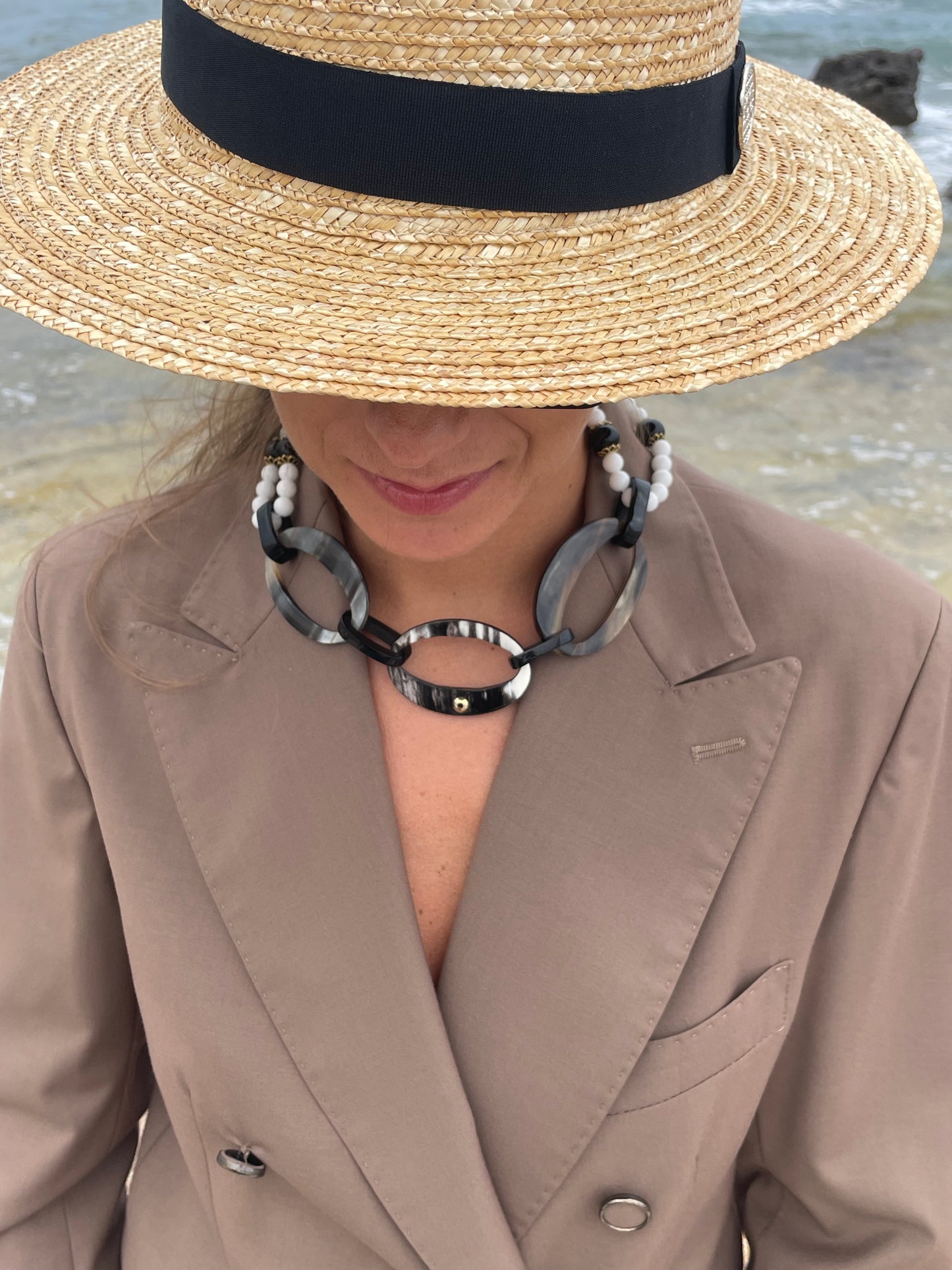 Collana con corno bufalo nero e onice con agata bianca in argento sterling