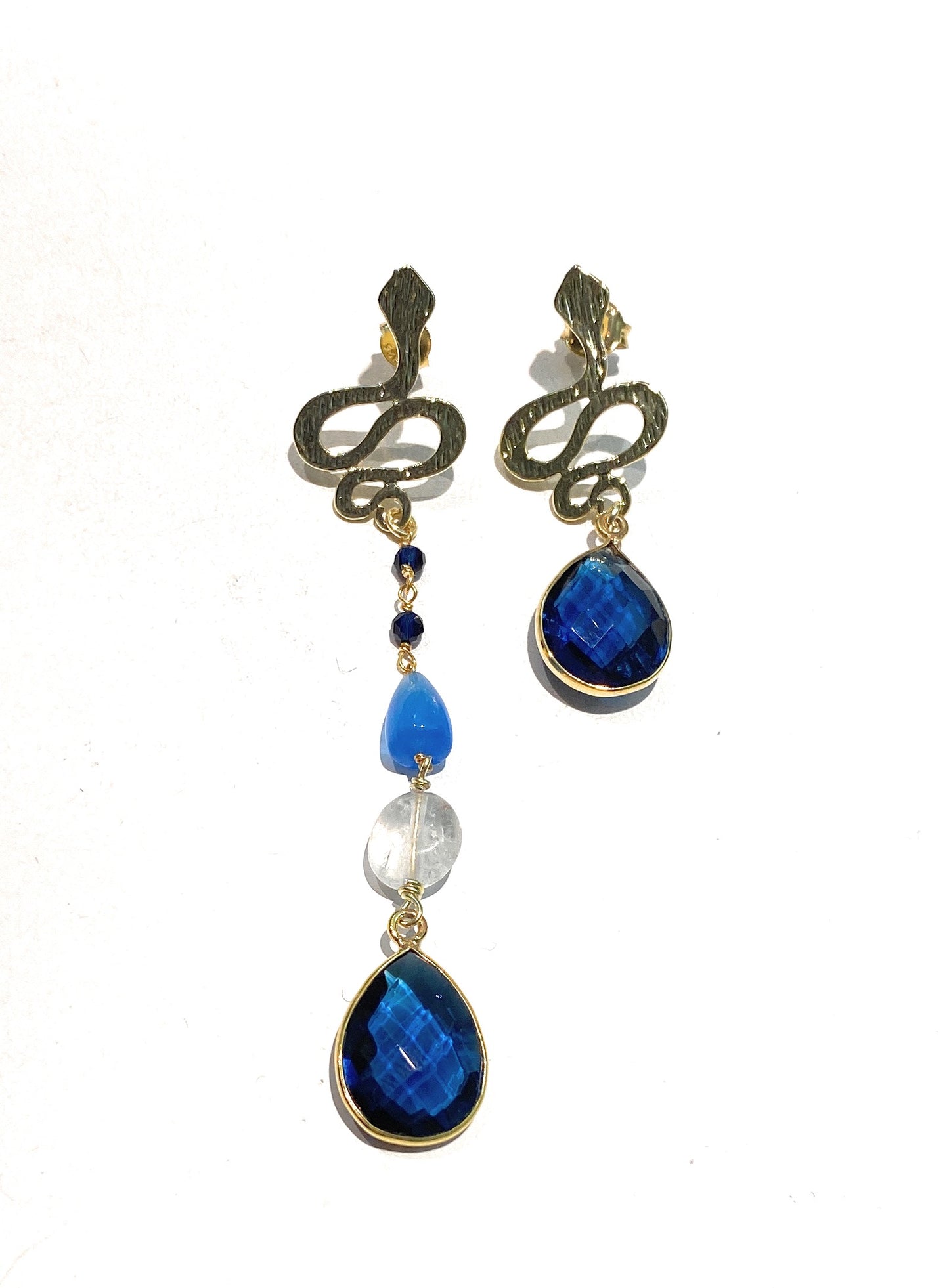 Mono orecchino serpentino a lobo pendenti con pietre dure argento sterling placcato oro giallo fatto a mano