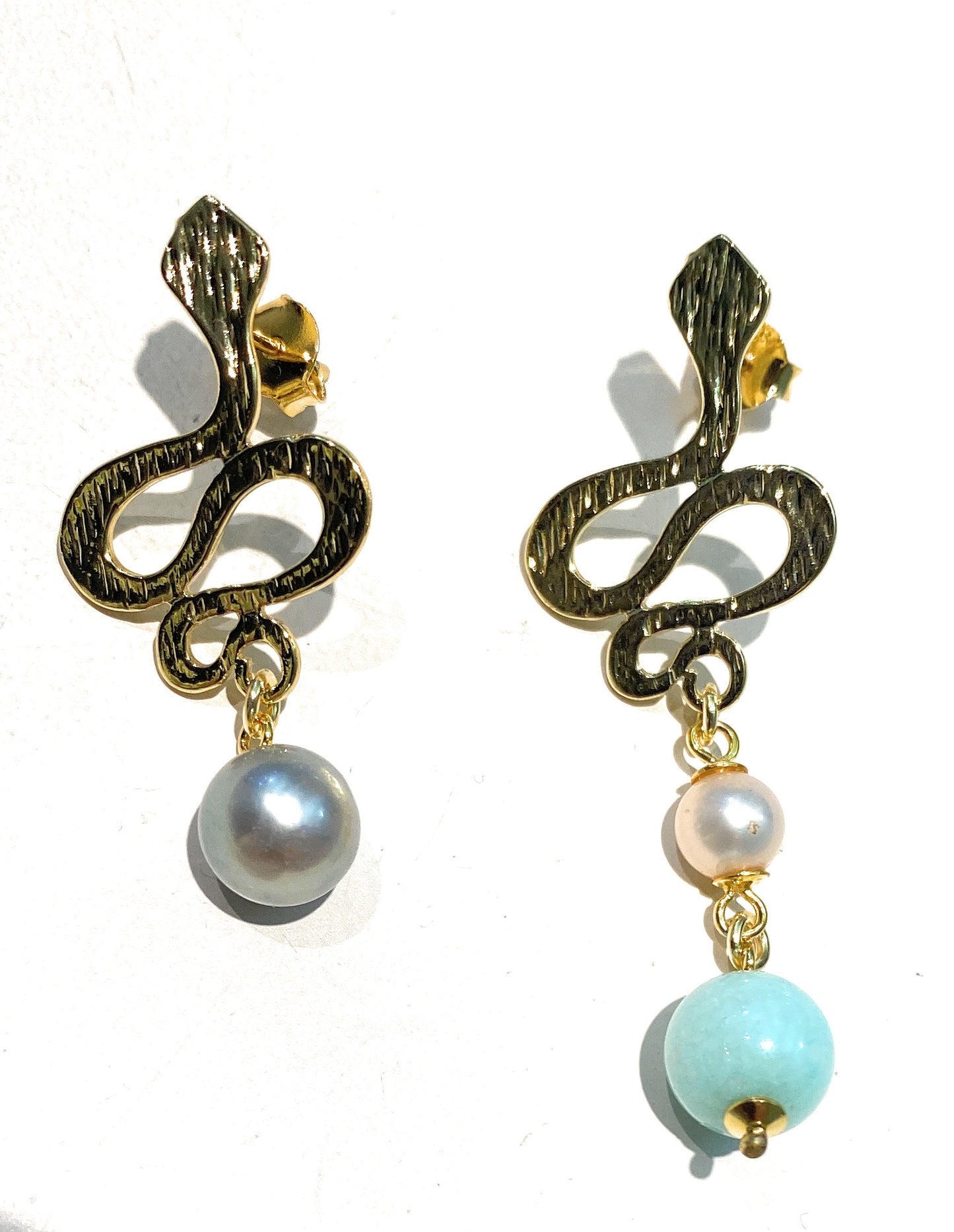 Mono orecchino serpentino a lobo pendenti con pietre dure argento sterling placcato oro giallo fatto a mano