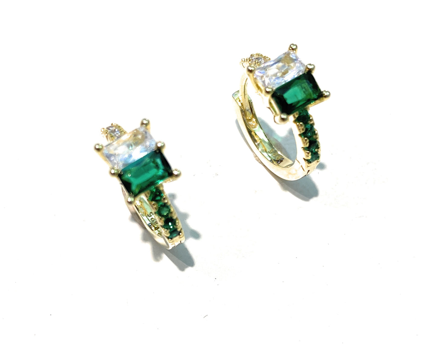 Orecchini a cerchietto baguette bianche e colorati e piccoli zirconi verdi e bianchi di contorno argento sterling placcato oro giallo