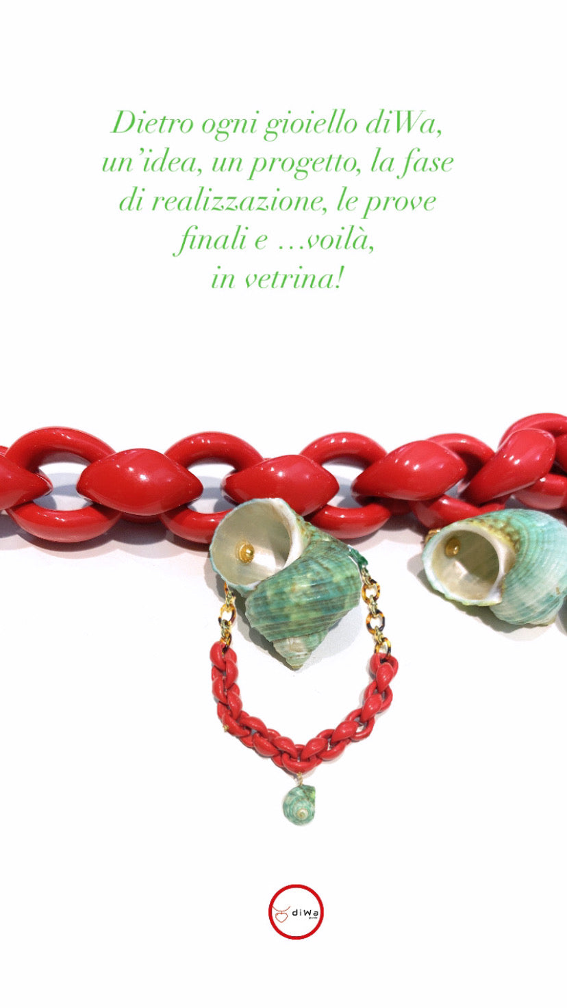 Collana girocollo rosso con conchiglie charms sfumature verdi rifiniture in argento sterling