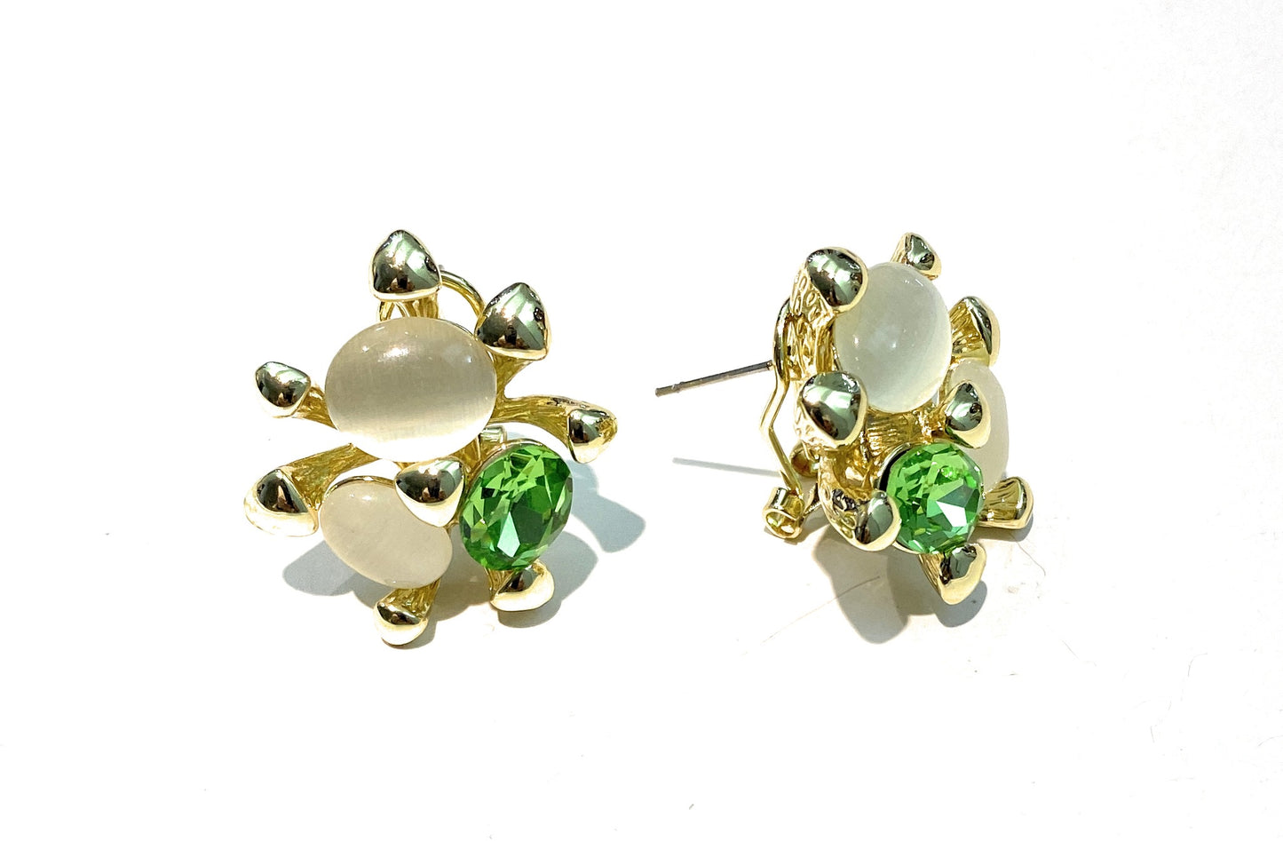 Orecchini a bottone bronzo e pietre dure cabochon verde e rosa cipria perno e clips placcato oro giallo