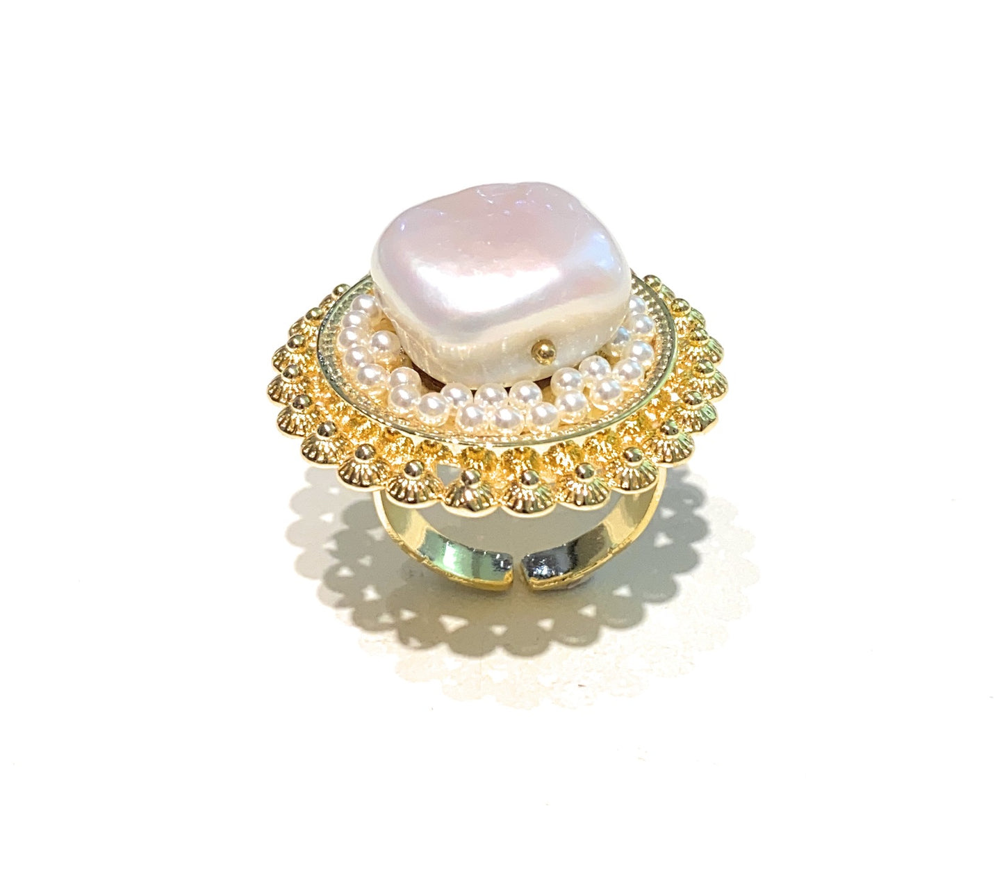 Anello filigrana e perlina con centrale perla bianca barocca in bronzo placcato oro giallo