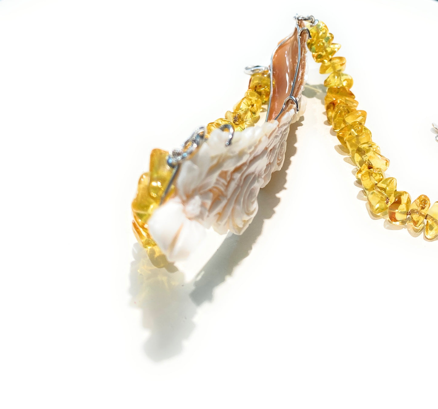 Collana choker ambra del Baltico e centrale cameo naturale inciso a mano