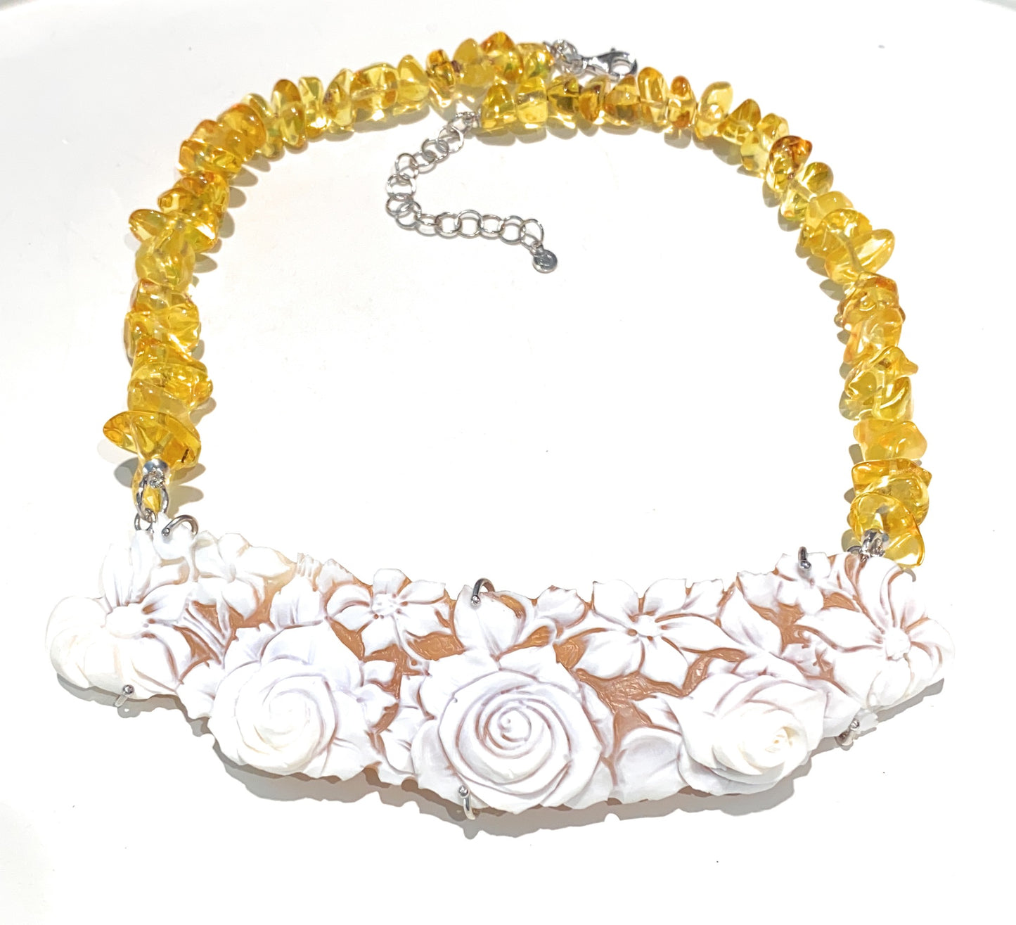 Collana choker ambra del Baltico e centrale cameo naturale inciso a mano