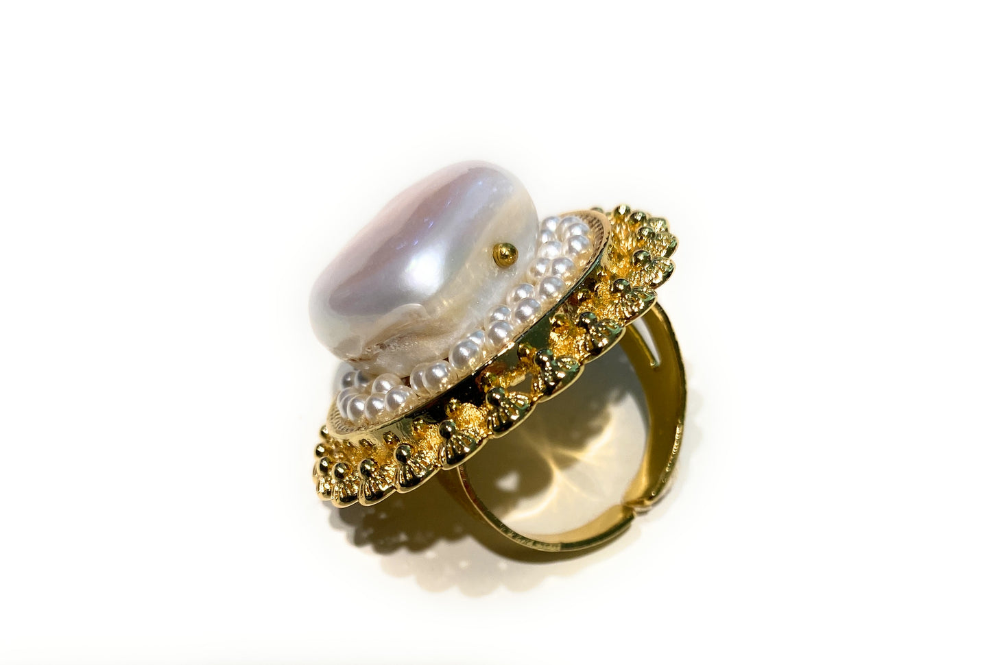 Anello filigrana e perlina con centrale perla bianca barocca in bronzo placcato oro giallo
