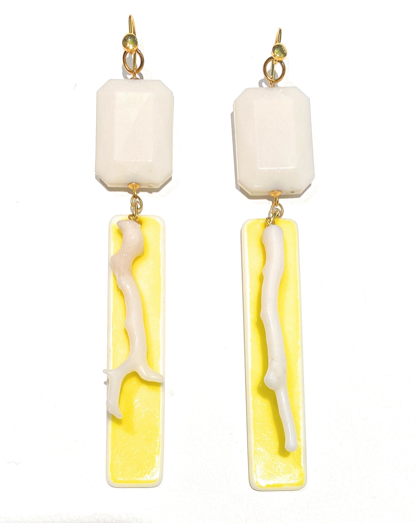 Orecchini pendenti lunghi in argento 925 con corallo bianco naturale e resina colorata – diWa Jewels