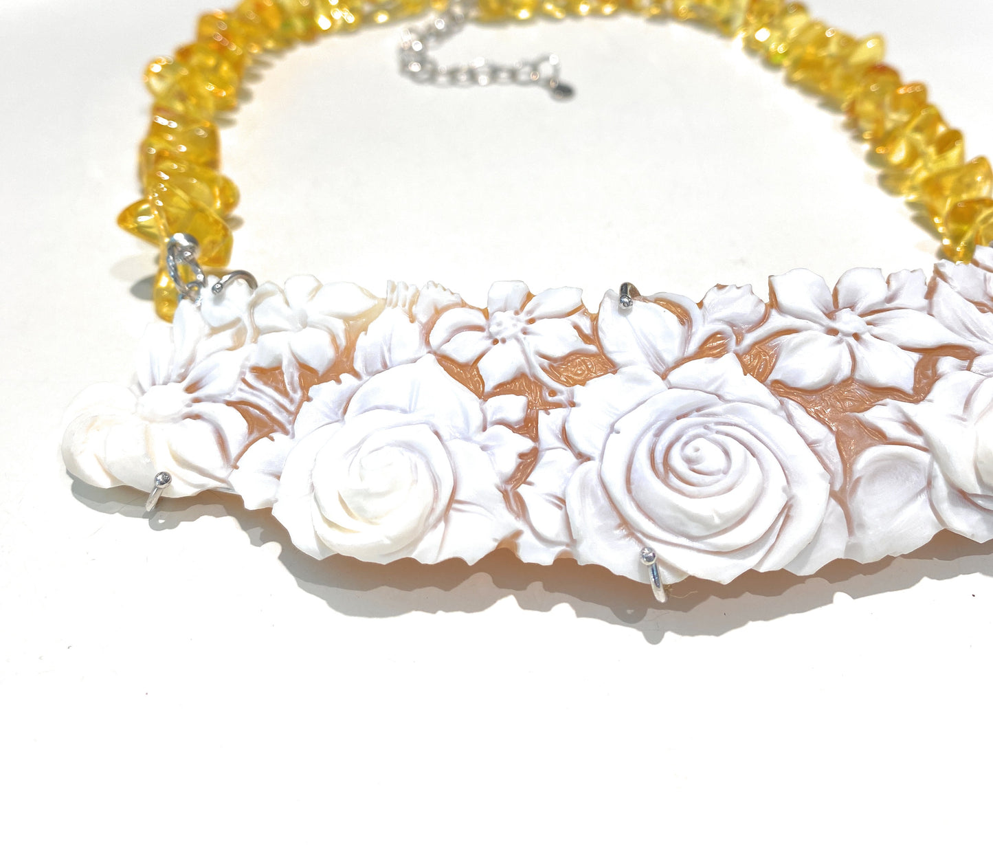 Collana choker ambra del Baltico e centrale cameo naturale inciso a mano