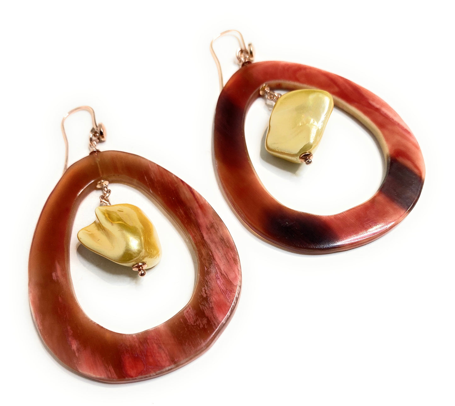 Orecchini corno bufalo perla fresh water dorata barocca argento sterling pendente ad amo