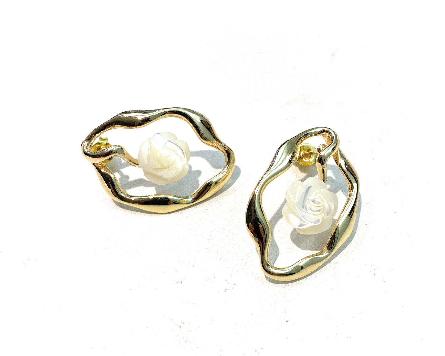 Orecchini Donna con Rosellina Madreperla Bianca e Galvanica Oro – Eleganti 3,2 cm