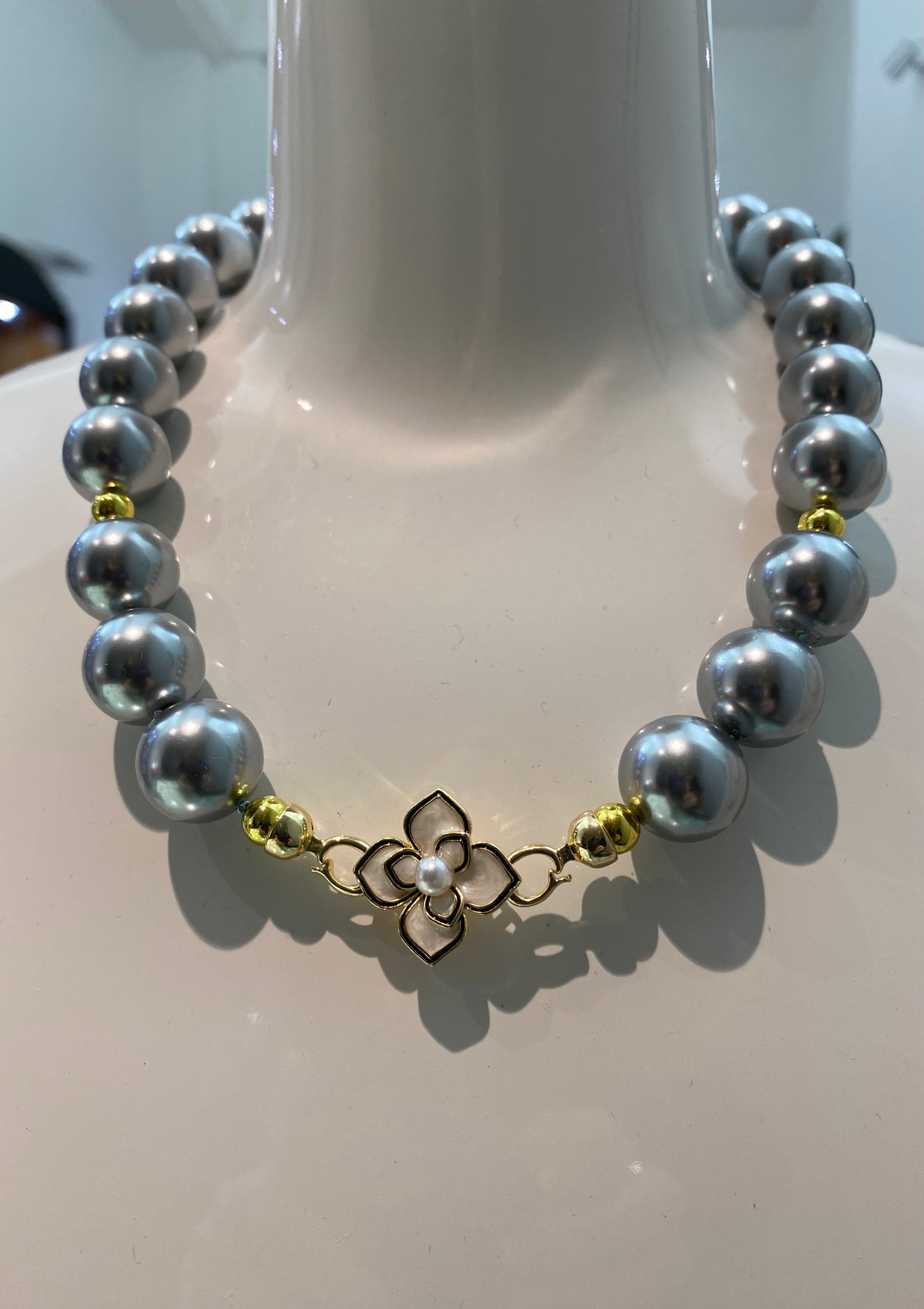 Collana diWa Jewels Perle Grigie chiusura Fiore Madreperla e Smalto Pezzo Unico