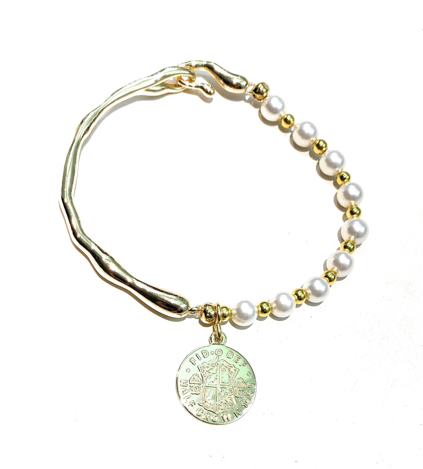 Bracciale semirigido metà pietre dure o perle e charm moneta in bronzo