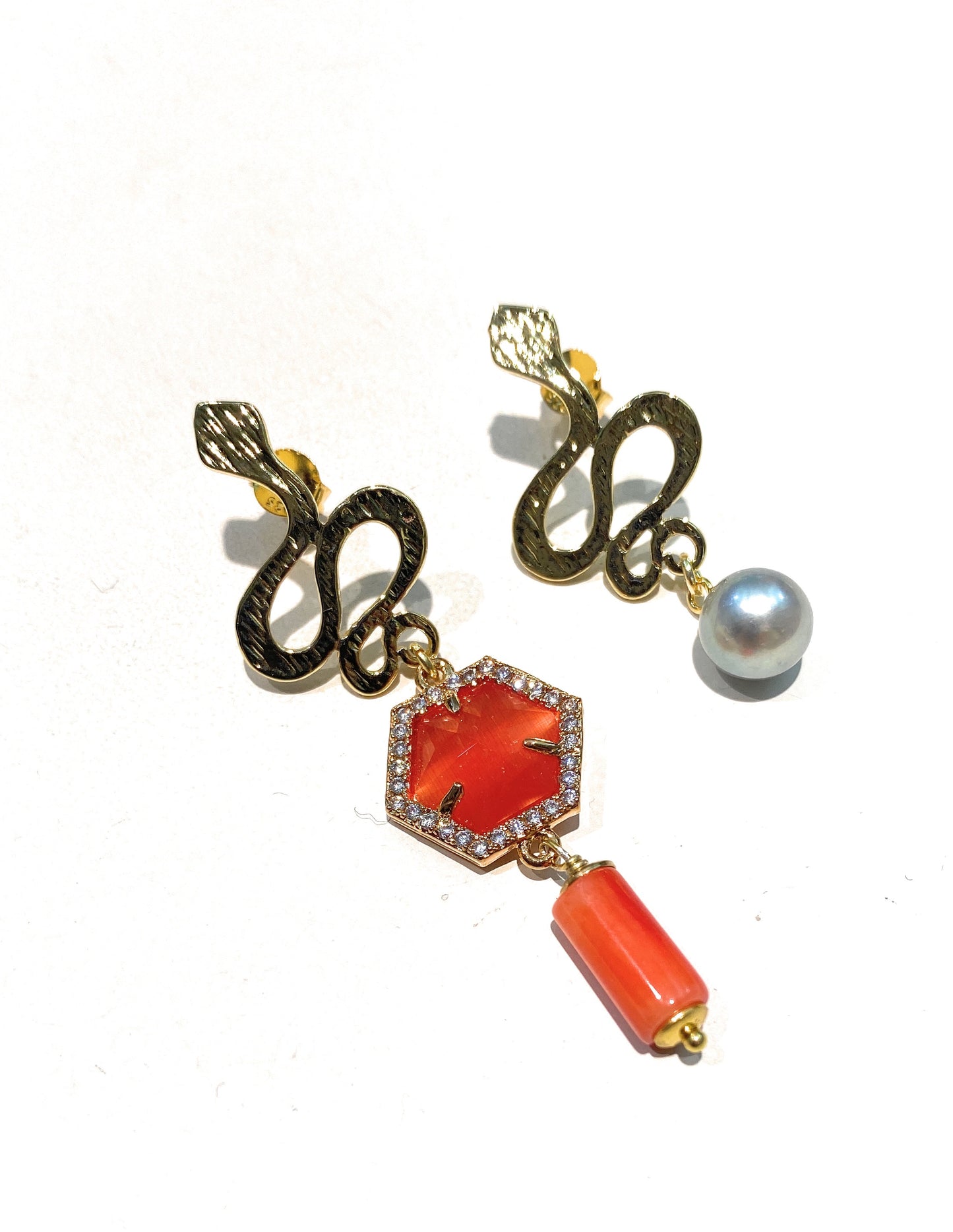 Mono orecchino serpentino a lobo pendenti con pietre dure argento sterling placcato oro giallo fatto a mano